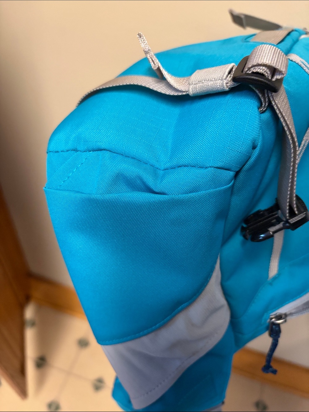 Patagonia Bright Turquoise 12l Mini Mass Messenger Bag with Light Gray Straps - Picture 7 of 10